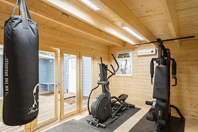 Traumhafter Resthof in absoluter Alleinlage direkt hinterm Eiderdeich mit eigenem Leuchtturm! – Spa Sportraum