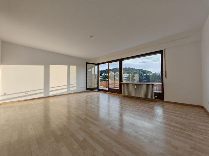 bezugsfreie und helle 3-Zi. Penthouse Wohnung in Schelmenholz – Wohnzimmer