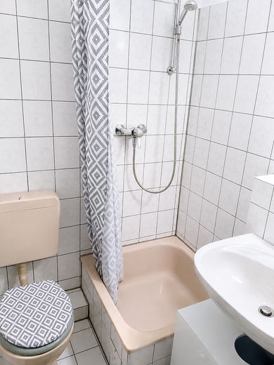 Apartamento de 1 habitación disponible para ocupar en Kassel-Mitte (ascensor, vivienda amueblada y potencial para Documenta – Duschbad
