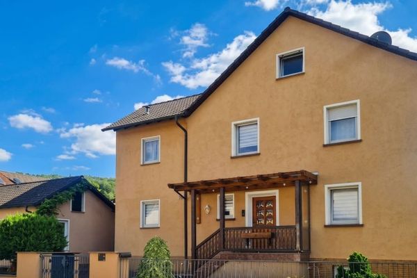Gepflegtes stattliches Zweifamilienhaus mit Nebengebäude und schönem Garten