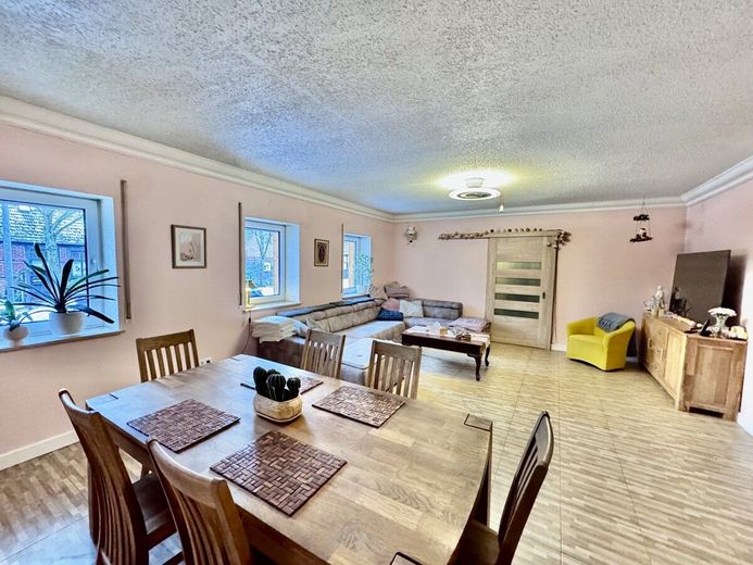 HORN IMMOBILIEN ++ Einfamilienhaus mit großem Grundstück in Ramin an der polnischen Grenze. – Wohnzimmer