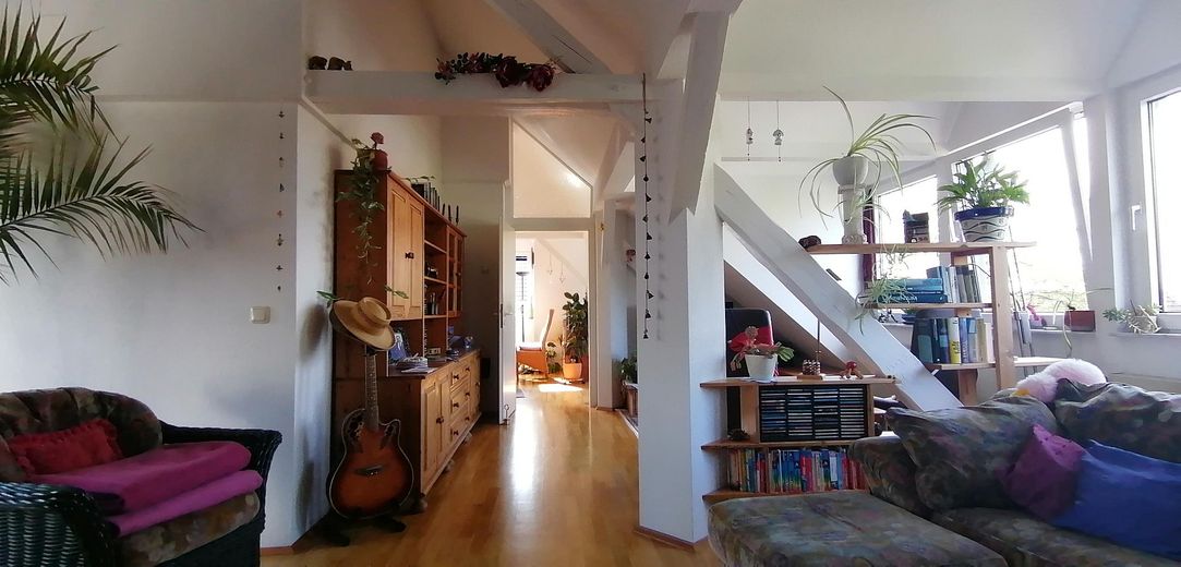 Charmante lichtdurchflutete  Eigentumswohnung mit Dachterrasse in Südlage – Wohnzimmer