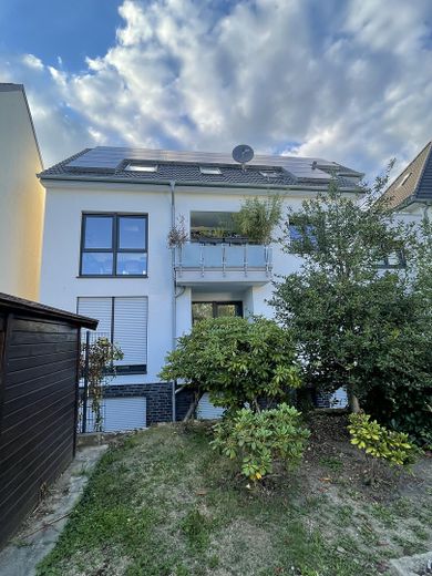 Moderne, großzügig geschnittene,lichtdurchflutete Wohnung in Architektenhaus – Rückseite