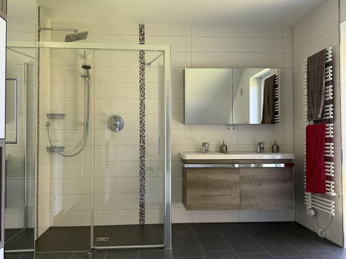 Modernes Massivhaus in ruhiger Neubausiedlung: Südausrichtung, Terrassendach, Sauna & 9m-Garage – Bad OG 2