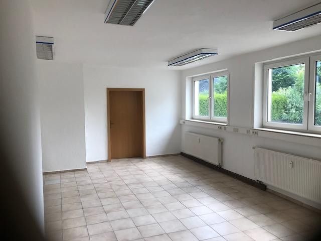 500 m² Raum für Ideen – vielseitige Gewerbefläche mit Halle, Büros und Arbeiten im Grünen. – Foto 6