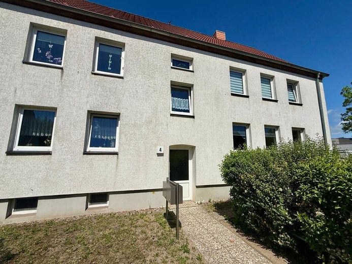 HORN IMMOBILIEN++ Neubrandenburg, 3-Raum Eigentumswohnung im 1. Obergeschoss -vermietet- – Hauseingang