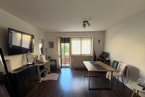 Bilocale con balcone, cucina componibile e posto auto in autorimessa a Passau