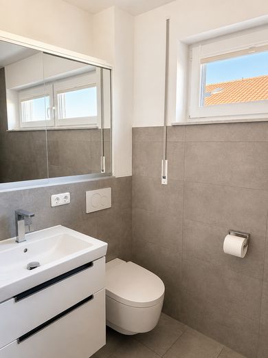 Neuwertiges Reihenendhaus mit modernem Wohnkomfort – Badezimmer