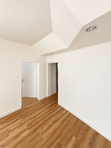 Spacious garden apartment with an exceptional living area, terrace, and direct views of greenery – Zugang Bibliothek/Arbeitszimme