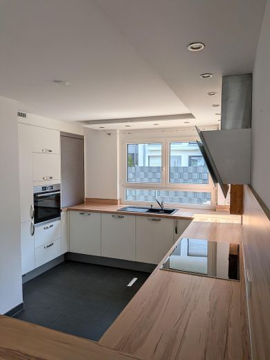 Bahçeli ve güneybatı teraslı şık maisonette daire – kendi evinizde yaşıyormuş gibi – Küche