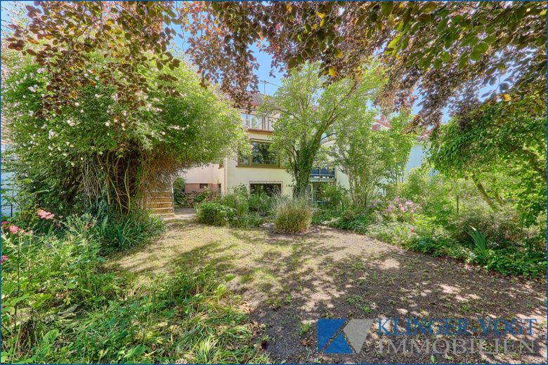 Sanierungsbedürftige Doppelhaushälfte mit Garten, Balkon und Garage – Garten