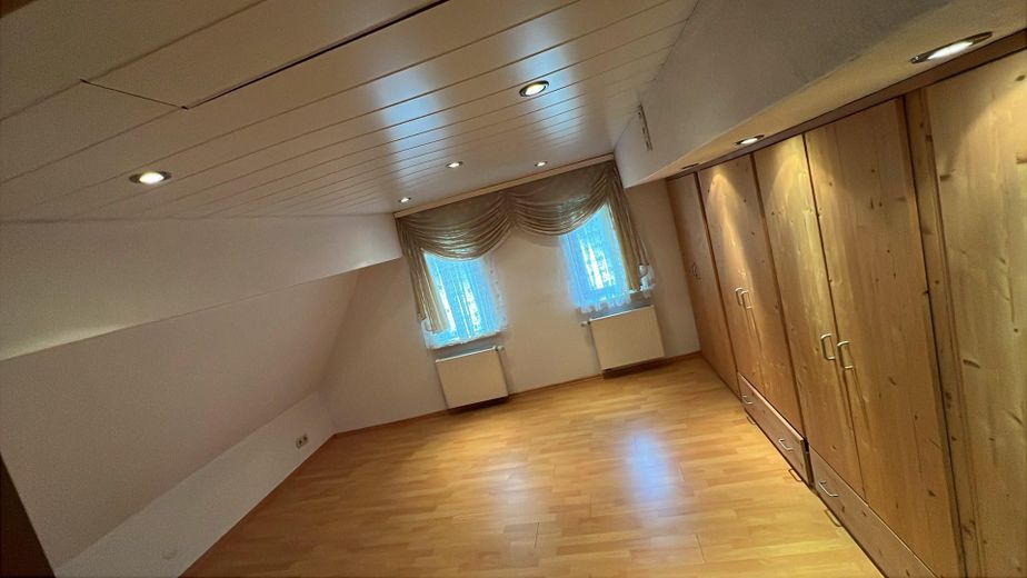 Großzügige teilmöblierte 4-Zimmerwohnung mit Balkon & EBK – Schlafzimmer1_andere_Sicht