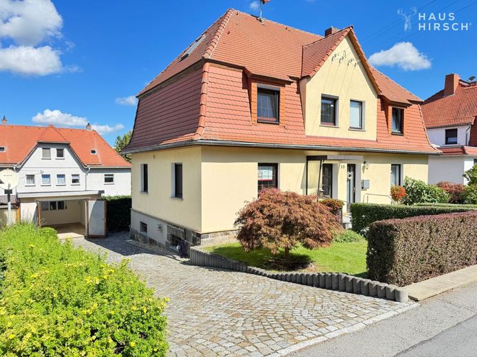 Sehr schöne Doppelhaushälfte – Haus mit Vorgarten