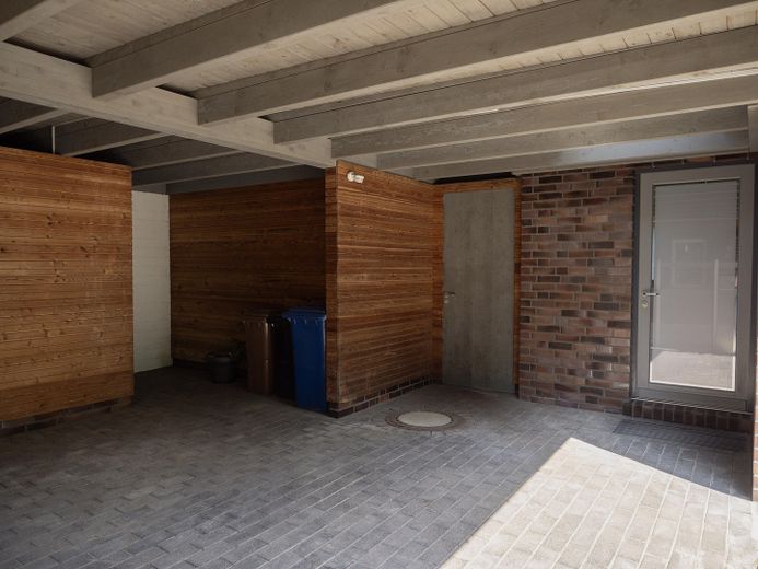 Carport und Nebeneingang