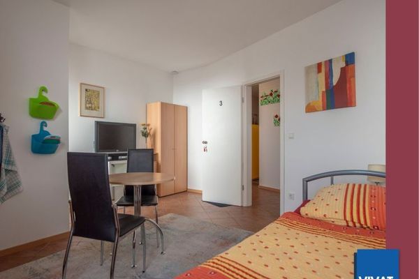 Casa con 2 appartamenti e ampia superficie di stoccaggio - senza provvigione a carico dell'acquirente!