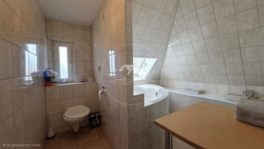 Dachgeschosswohnung in guter Lage - ideal für Investoren und Kapitalanleger – Bad mit Eckbadewanne