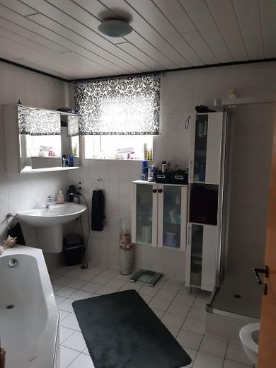 Gepflegtes Zweifamilienhaus mit freier Dachgeschosswohnung, großem Südgarten und Garage – Foto 11