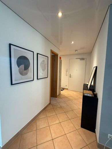 Ruhiges Wohnen ganz oben: Gepflegte 3-Zimmer-Wohnung mit Süd-West-Balkon & Tiefgarage – Photo 2