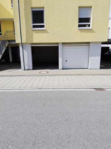 Garage li. direkt am Eingang