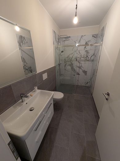 Top 5-Zimmer KfW Wohnung mit Küche, Balkon Bodenheizung in bester Lage von Wiesbaden Mitte – Bad2