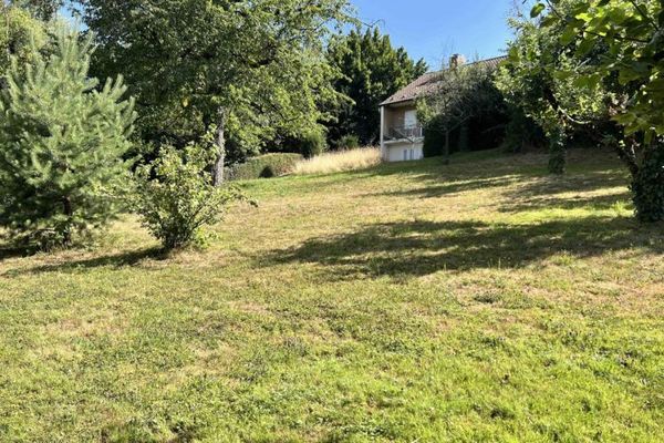 Plochingen-quartiere dei musicisti: terreno edificabile con casa unifamiliare per un massimo di 3-4 case unifamiliari. Divisibile. Posizione panoramica.