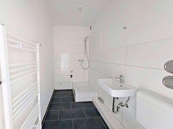 Geräumiges Single-Apartment mit BALKON – Ansicht I: Bad