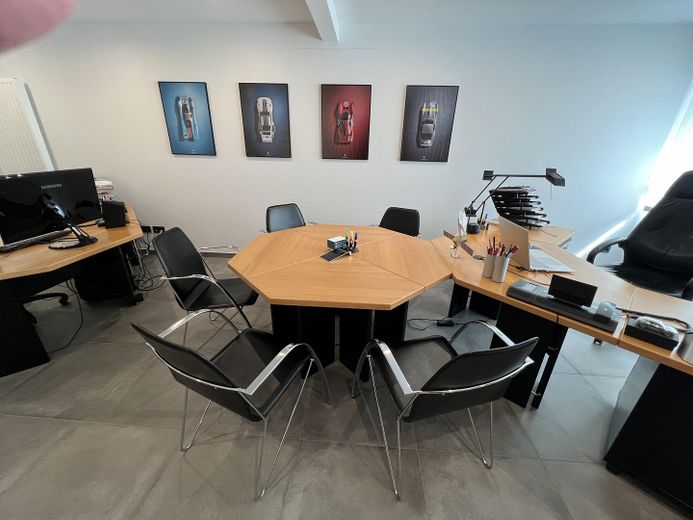 Hochwertiges, neuwertiges und modernes Gebäude mit Bürotrakt verkehrsgünstig A2/B66 – Besprechung