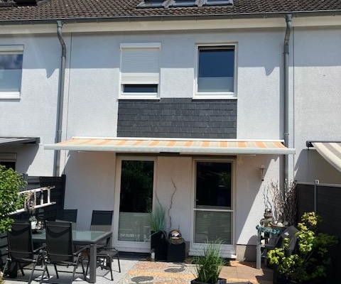 Von Privat, Reihenhaus, Fernwärme, Kamin, Vollkeller, ausgebautes DG, Fußbodenheizung, Carport