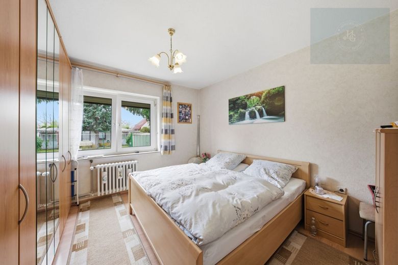 Charmantes Einfamilienhaus und Gartenhaus auf großem Grundstück – Schlafzimmer