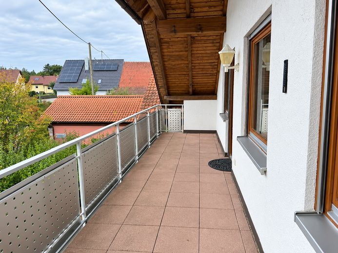 Tanto spazio su 96 m²: appartamento al piano superiore con 4 locali, balcone, cucina componibile e garage – Balkon mit Ausblick
