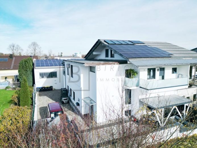 Complesso residenziale e commerciale con due officine, spazi di magazzino/ufficio e due unità abitative separate – Foto 1