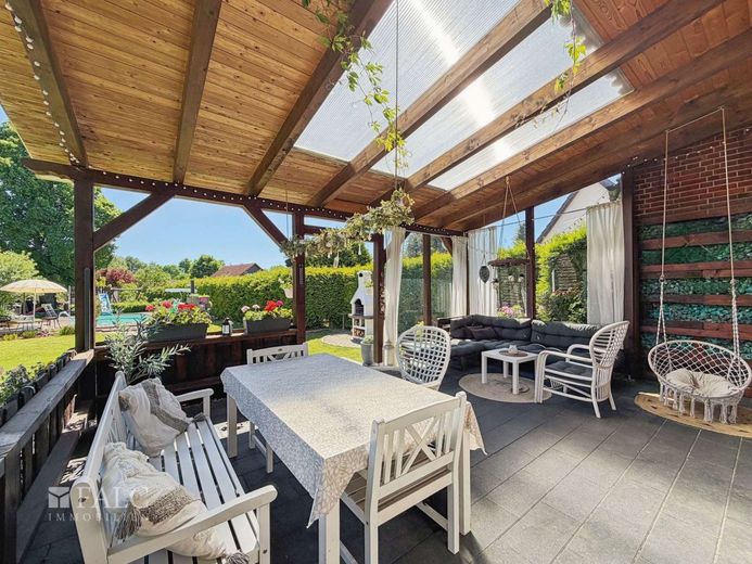 *Riserv.* Casa unifamiliare modernizzata con piscina e dotazioni di alta qualità. – Überdachte Terrasse