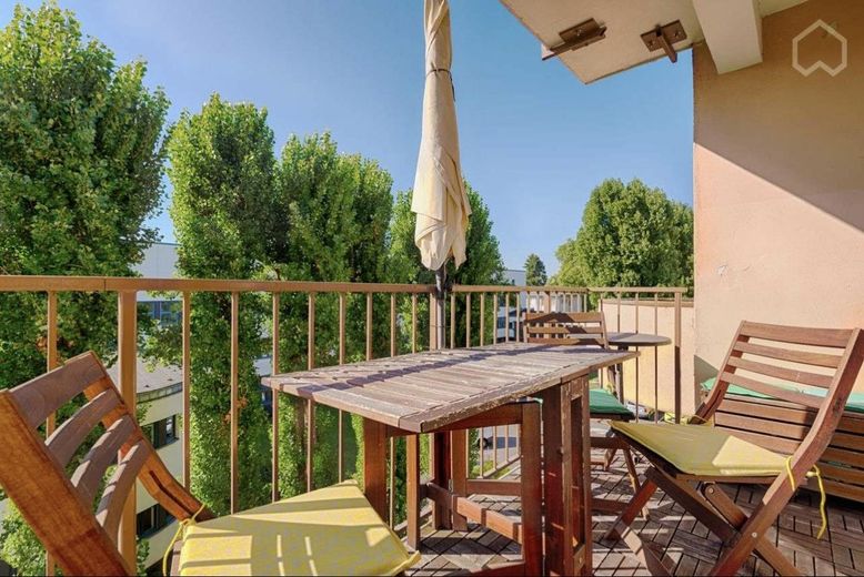 WG गठन: उत्कृष्ट स्थान पर सुसज्जित 3 WG कमरे – Frankfurt Niederrad – Balkon