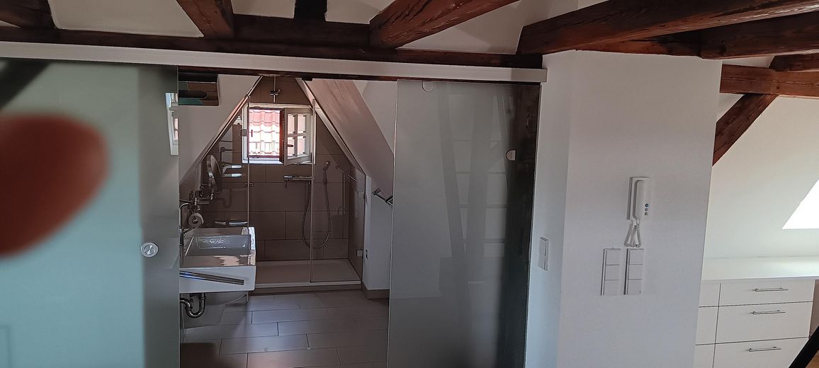 Old building gem - studio with castle view – Bad mit Tür offen