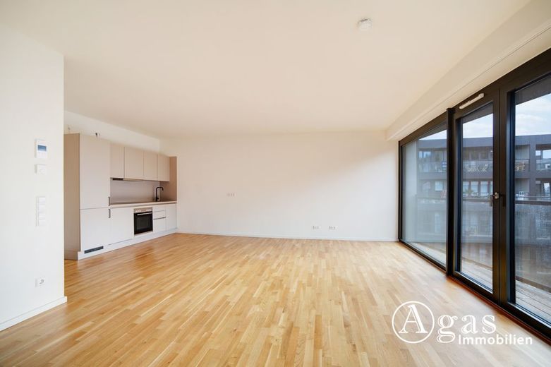Große und helle 2 Zimmer Wohnung mit 2 Balkons, ca. 67 m²,  EBK und Concierge in Mitte – Wohnzimmer mit EBK