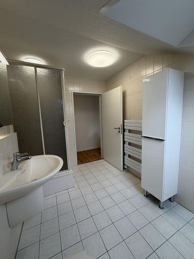 Komplett renoviertes Zweifamilienhaus 160 qm, in ruhiger Alleinlage mit großem Grundstück – Bad mit Handtuchheizung OG