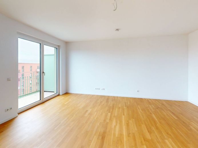 Moderne 3-Zimmer-Wohnung in Lichtenberg inkl. Qualitätsküche, 3 Balkone und Fußbodenheizung – Ansicht V: Wohnzimmer mit off…