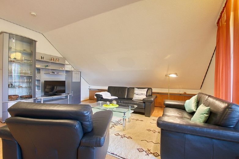 Ansprechende und komfortable Wohnung mit Loggia, in ruhiger grüner Umgebung – d1f1ba67d25f30d8d7d037137e81d68b4b2c6f6d.jpg