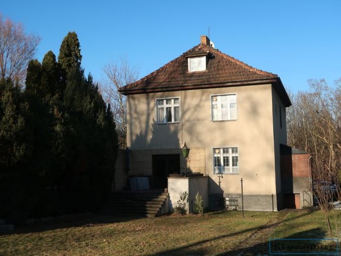 Altglienicke: Ampio edificio cubico classico degli anni ’30 su grande terreno in zona di ville – Foto 1