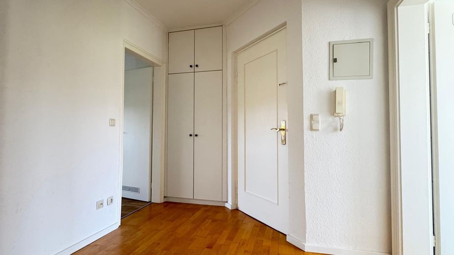 2-Zimmer-Wohnung mit Balkon am Mangfallplatz – Flur