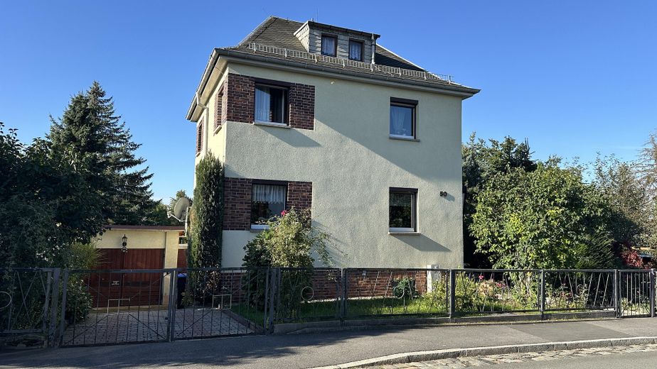 Eigenheim am SW-Stadtrand mit schönem Garten – Ansicht Straßenseite 
