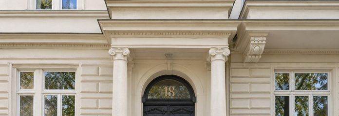 Stilvolle 2 Zimmer Altbauwohnung in der Belleetage in Hamburg-Harvestehude - – Aussenansicht Eingang