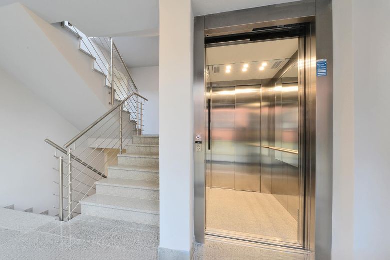 Fahrstuhl im Treppenhaus