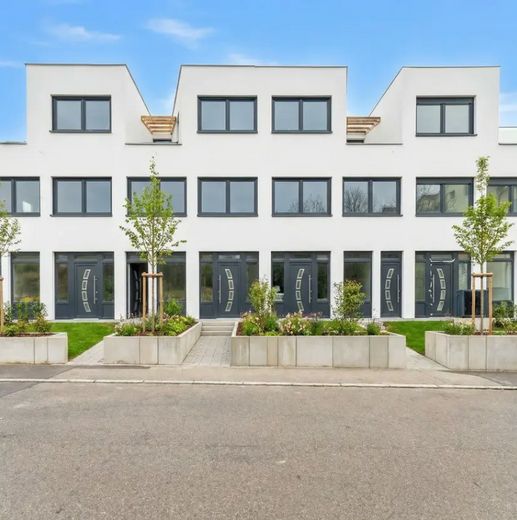 Neubau KfW-55 | 4-Zimmer Maisonette mit Dachterrasse & Carport – Vorderseite Haus