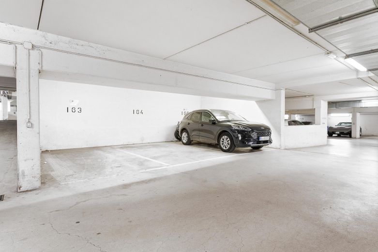 2-Etagen-Wohnung mit 2 Bädern, EBK, Terrasse, Balkon, PV-Anlage & 2 TG-Stellplätze – Tiefgarage