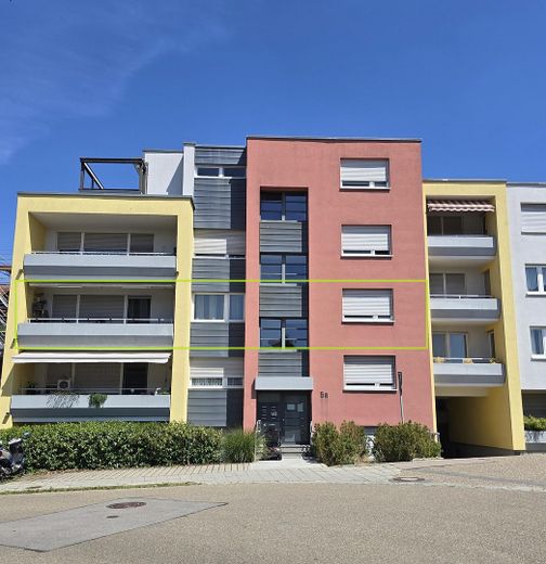 Placement financier avec perspectives – 2 logements loués + parking souterrain | 135 m² | 17.640 € de loyer annuel hors charges – Vorderansicht Wohnhaus