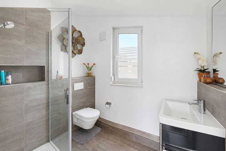 Modernes Reihenmittelhaus mit Garten und Dachterrasse in Berlin-Lichtenrade – Badezimmer OG