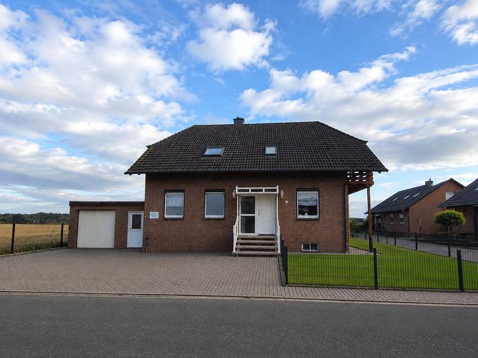Großzügiges Zweifamilienhaus in ruhiger Feldrandlage mit Sommergarten, Balkon, Terrasse & Garage – Foto 3