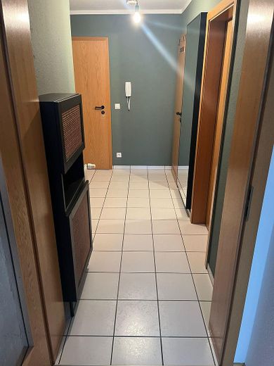Ładne, jasne 2-pokojowe mieszkanie z balkonem i miejscem w garażu podziemnym w centralnej lokalizacji w Unna na sprzedaż – Flur: Blick von der Wohnküche