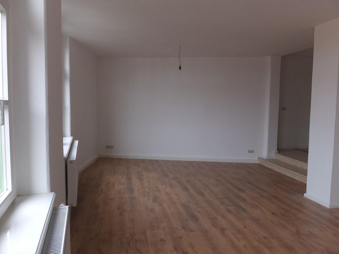 Großzügiger Altbaucharme in zentraler Lage – 4‑Raum‑Wohnung mit besonderem Grundriss – Wohnzimmer